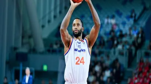 “何峻毅0.01秒惊险夺冠游泳春锦赛，王浩宇银牌、陈俊儿铜牌紧随其后”