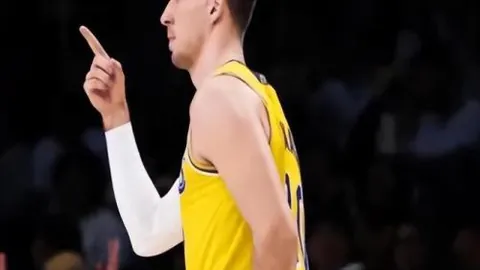 塔图姆再获一助，库明加8战贡献负值45，獭兔表现逆势翻倍增+46